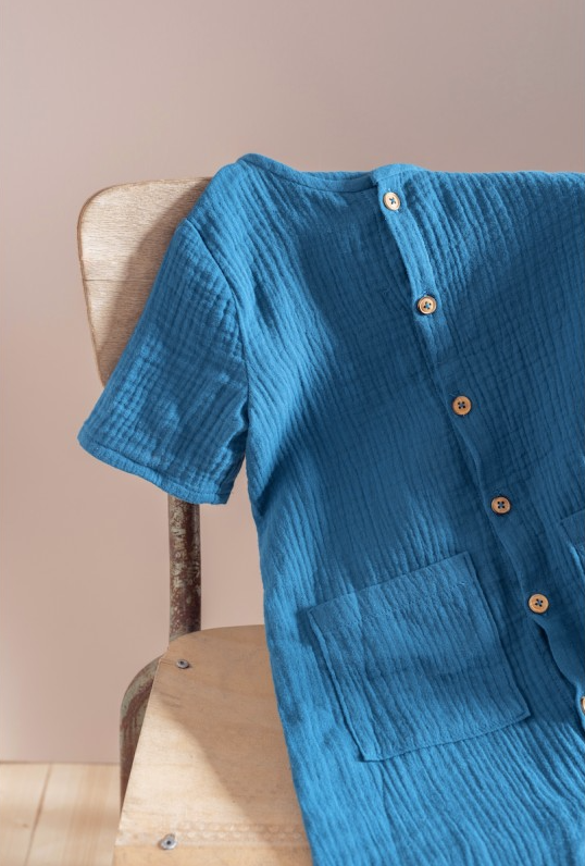 Photo d'une combinaison pour bébé en double gaze de coton uni bleu