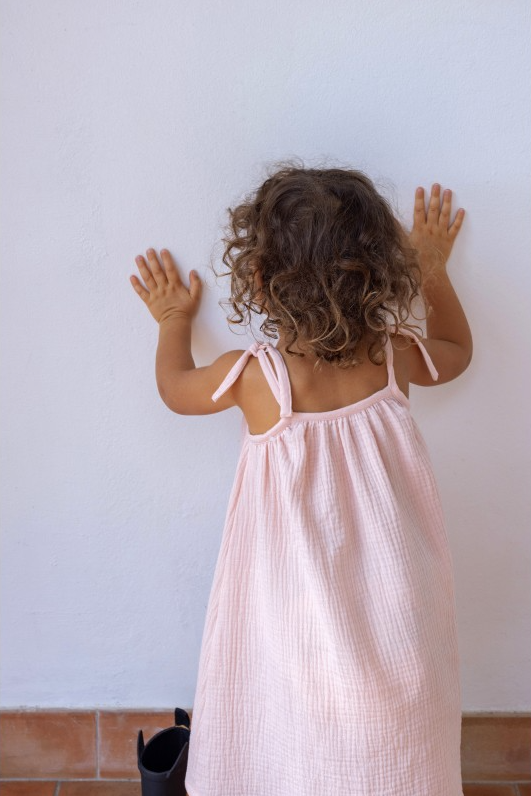 Photo d'un enfant portant une robe en double gaze de coton