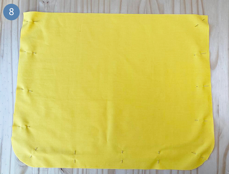 coudre le bas du tablier de Blanche-Neige