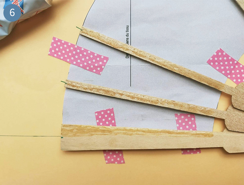 collage du tissu sur l'éventail