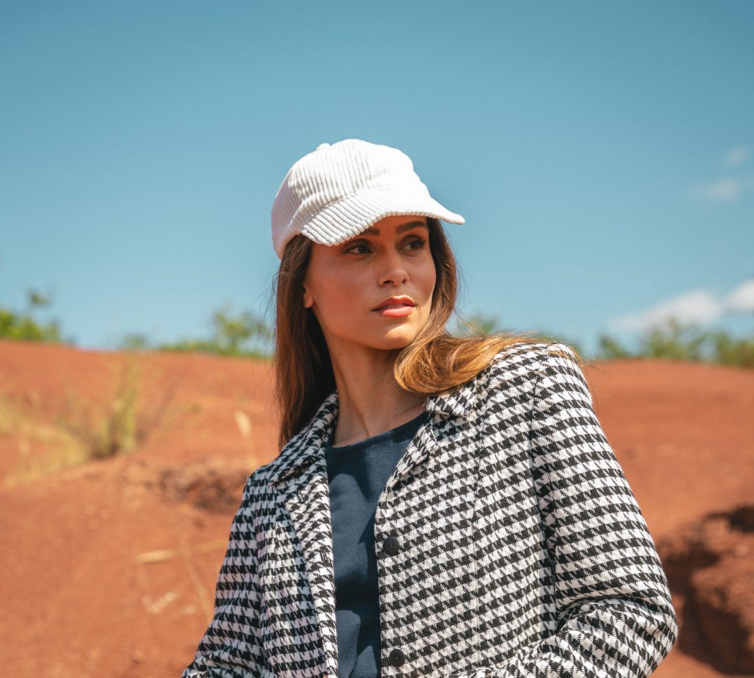 photo d'une femme portant une casquette