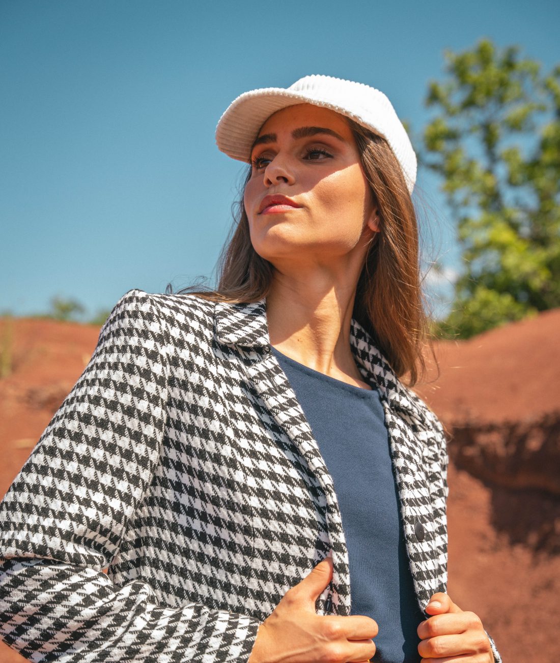 photo d'une femme portant une casquette en velours crème