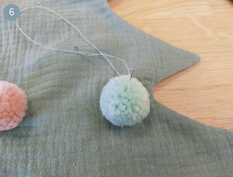 Tuto coussin de noel : Comment coudre des pompons ?