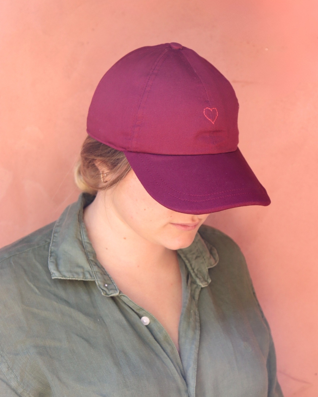 photo d'une femme portant une casquette bordeaux