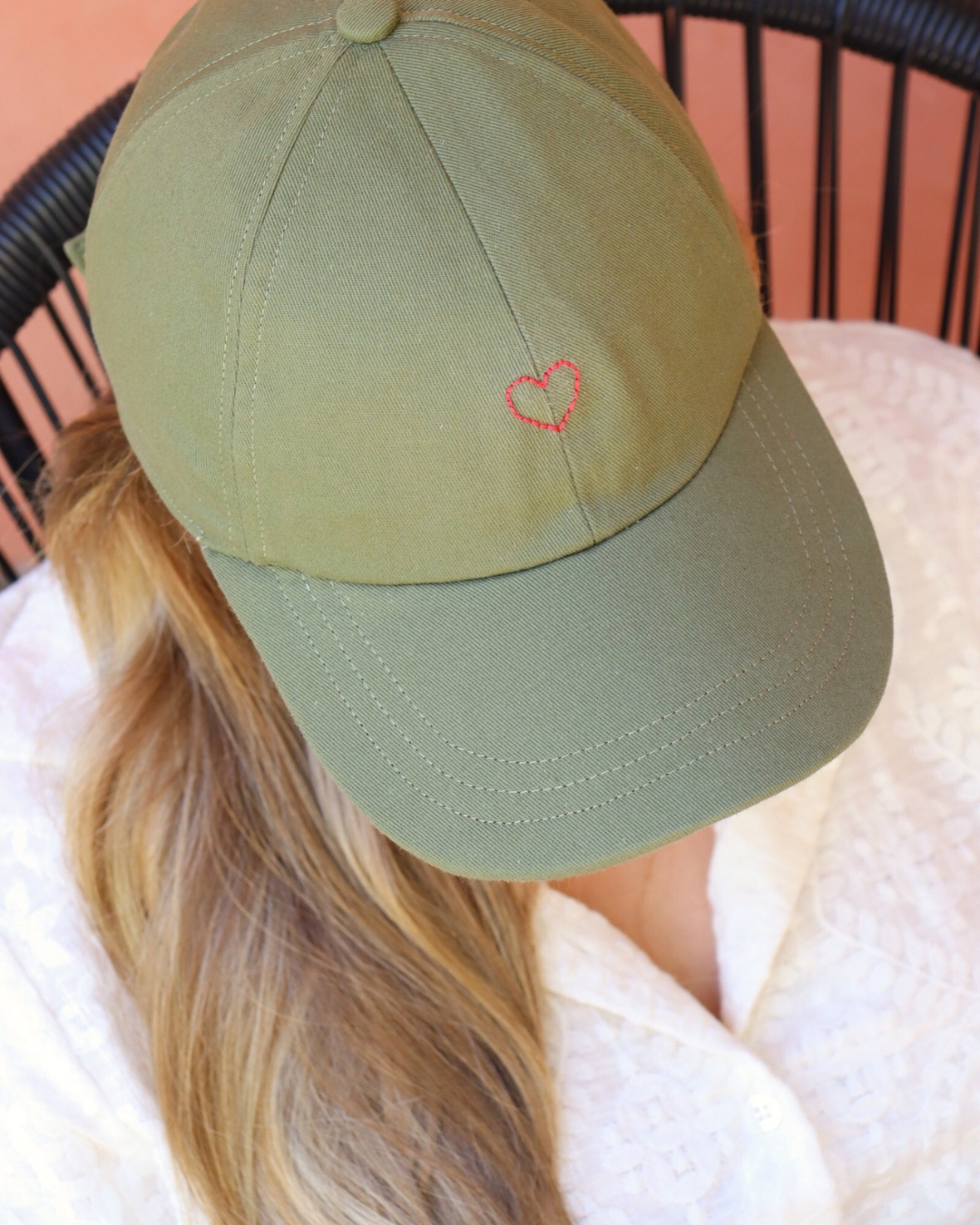 photo d'une femme portant une casquette