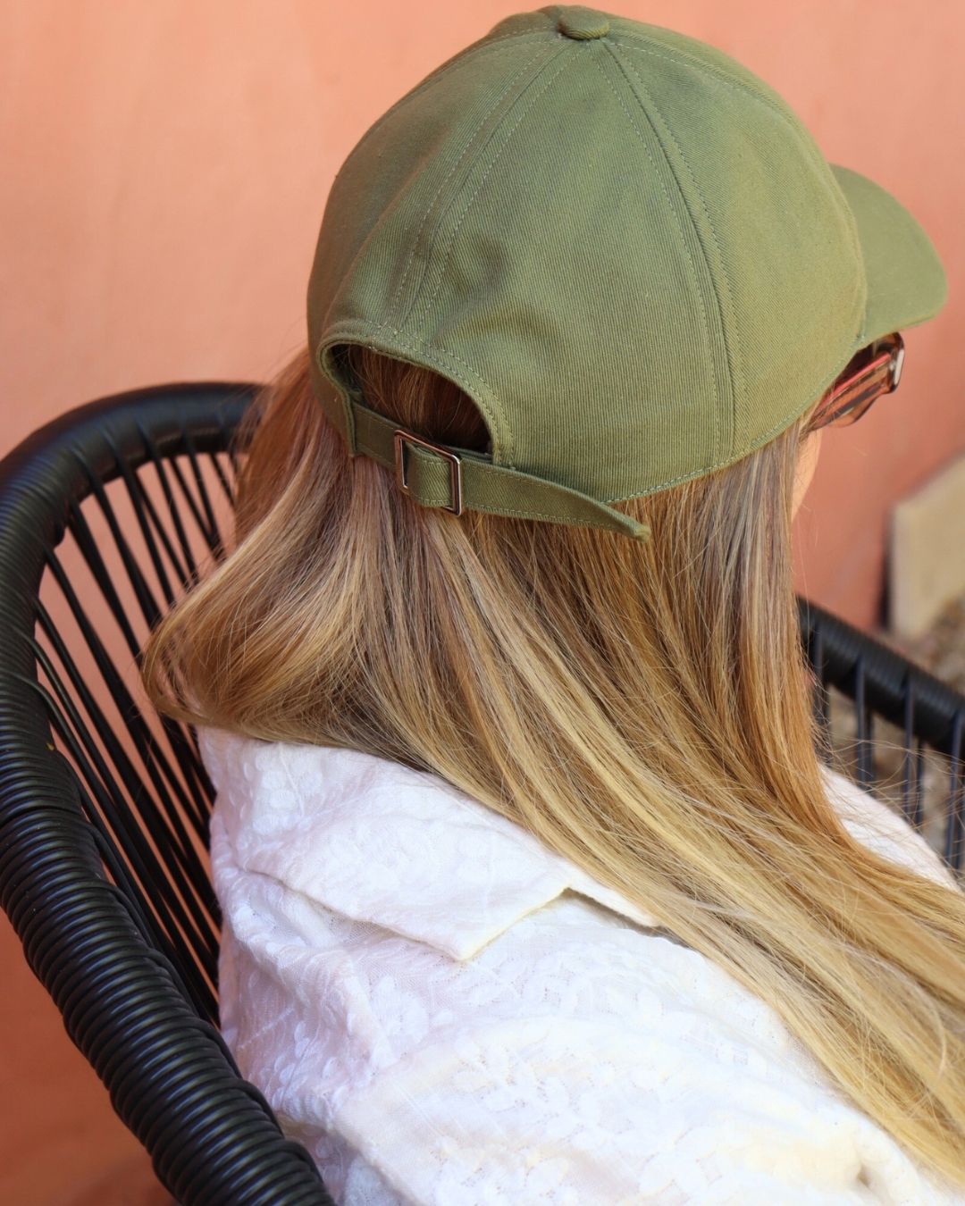 photo d'une femme portant une casquette