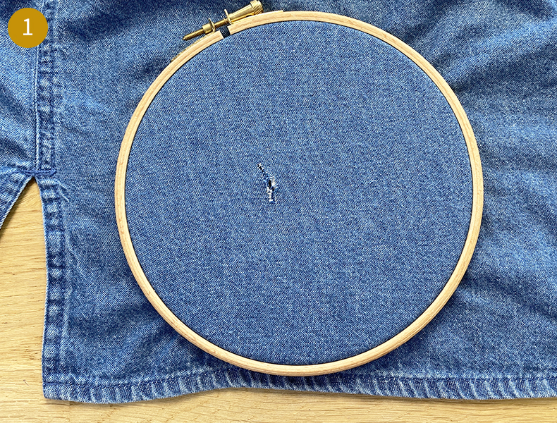 Raccommoder et réparer ses vêtements, broder sur un trou.