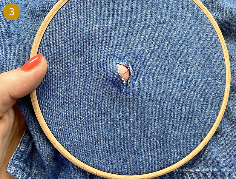 Raccommoder et réparer ses vêtements, broder sur un trou. 3