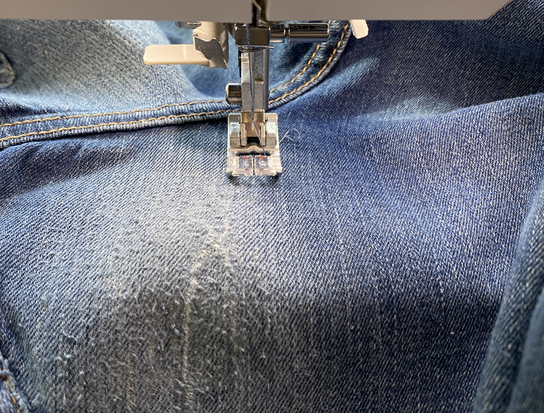 comment réparer un jean troué à l'entrejambe