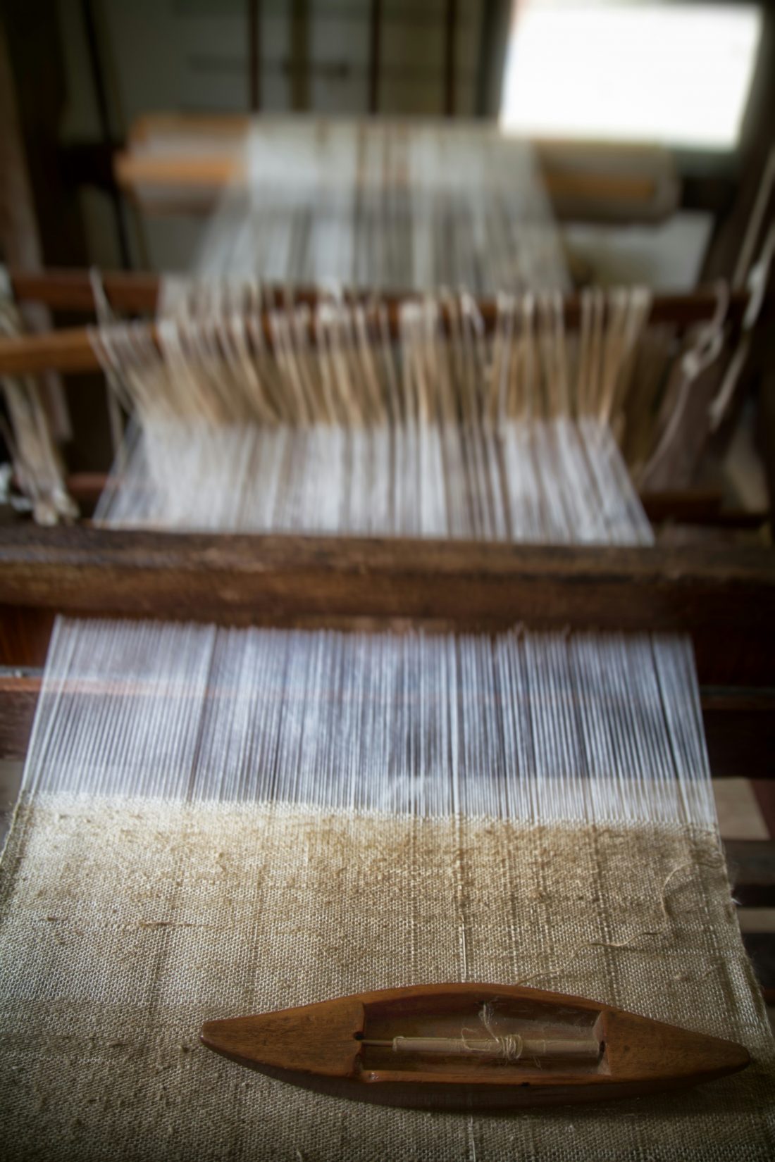 Ancien métier à tisser avec un tissu en cours de fabrication