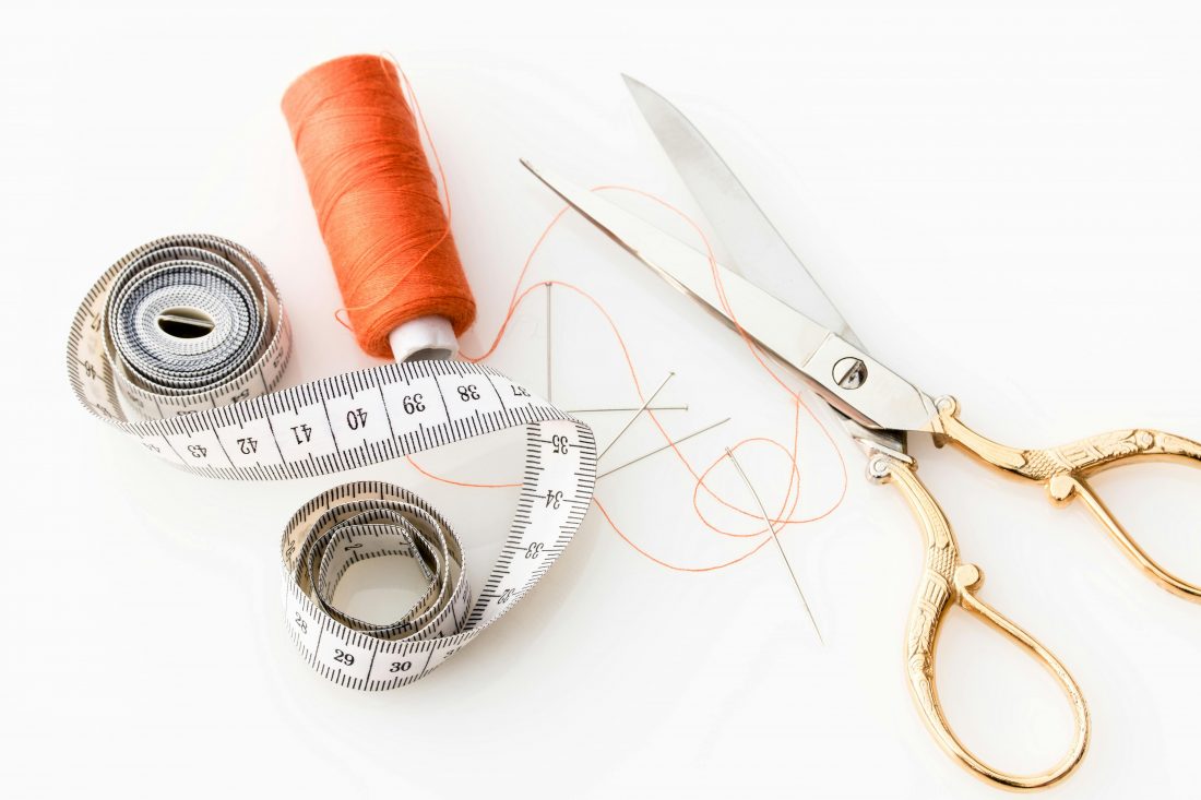 accessoire de couture ciseaux fil mètre ruban