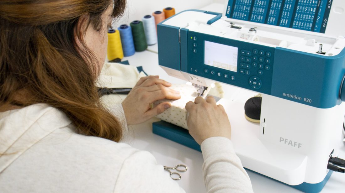 femme qui fait de la couture