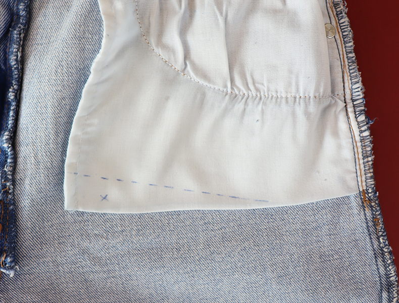 Une déchirure près du bord inférieur