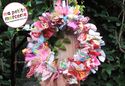 couronne de noel avec chutes en tissu