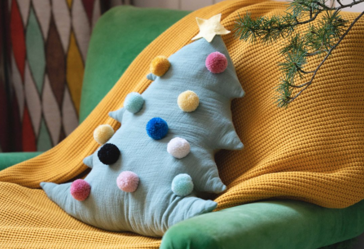 coussin sapin de noel en tissu et pompons