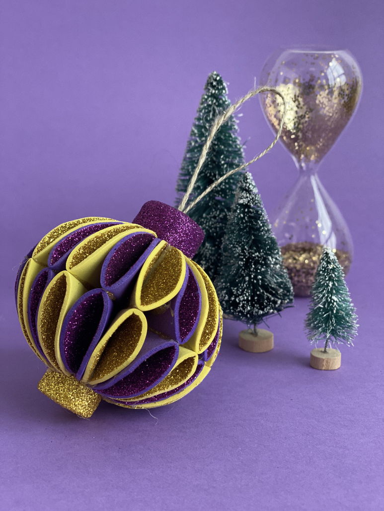 DIY boule de noel en mousse pailletée