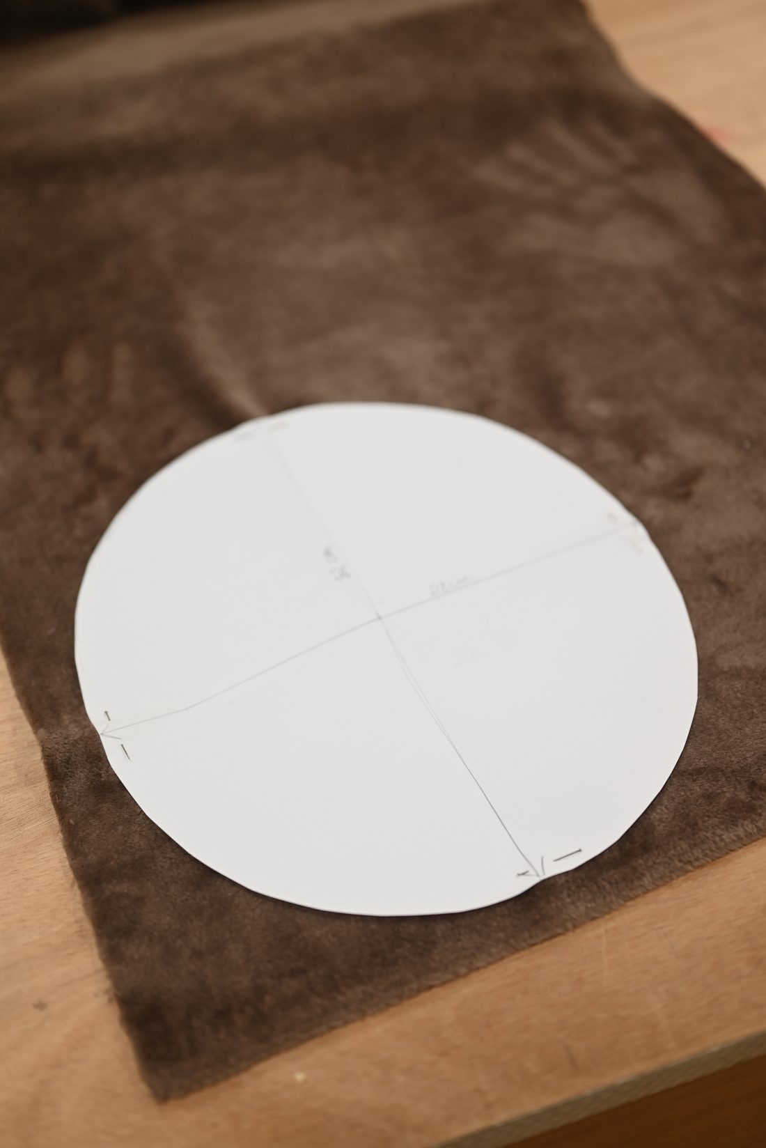 Photo d'une étape. Découpe du cercle en fourrure.