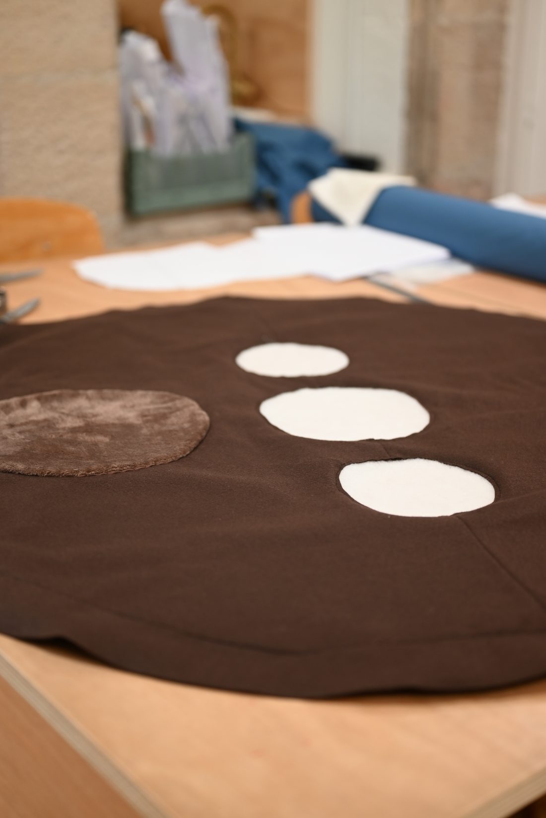 Image présentant les étapes du tuto pour coudre un déguisement d'ourson. Ouate fixée sur le tissu.