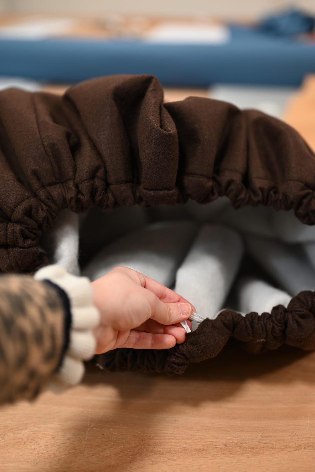 Photo d'étape du DIY déguisement enfant. Pose de l'élastique.