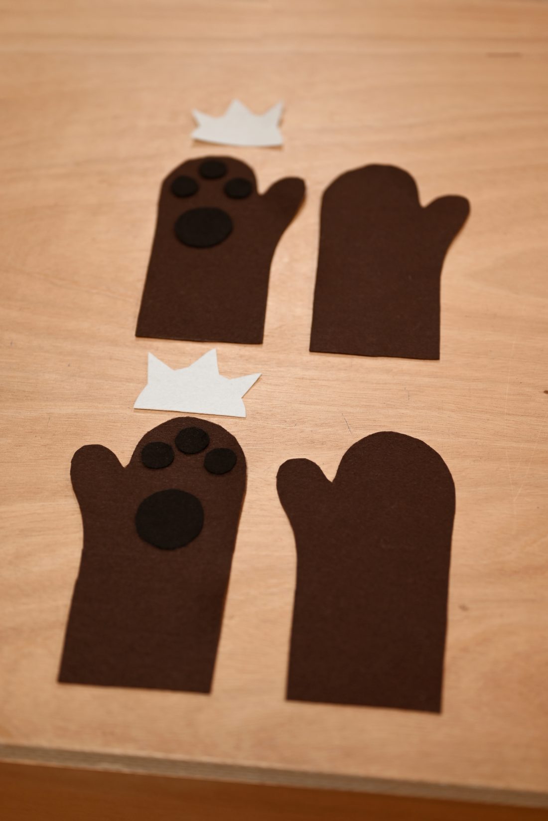 Photo d'étape du tuto déguisement enfant. Découpe des gants.