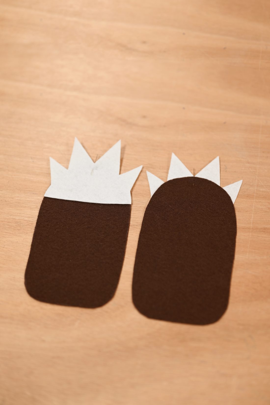 Photo d'étape des chaussons. Découpe des griffes.