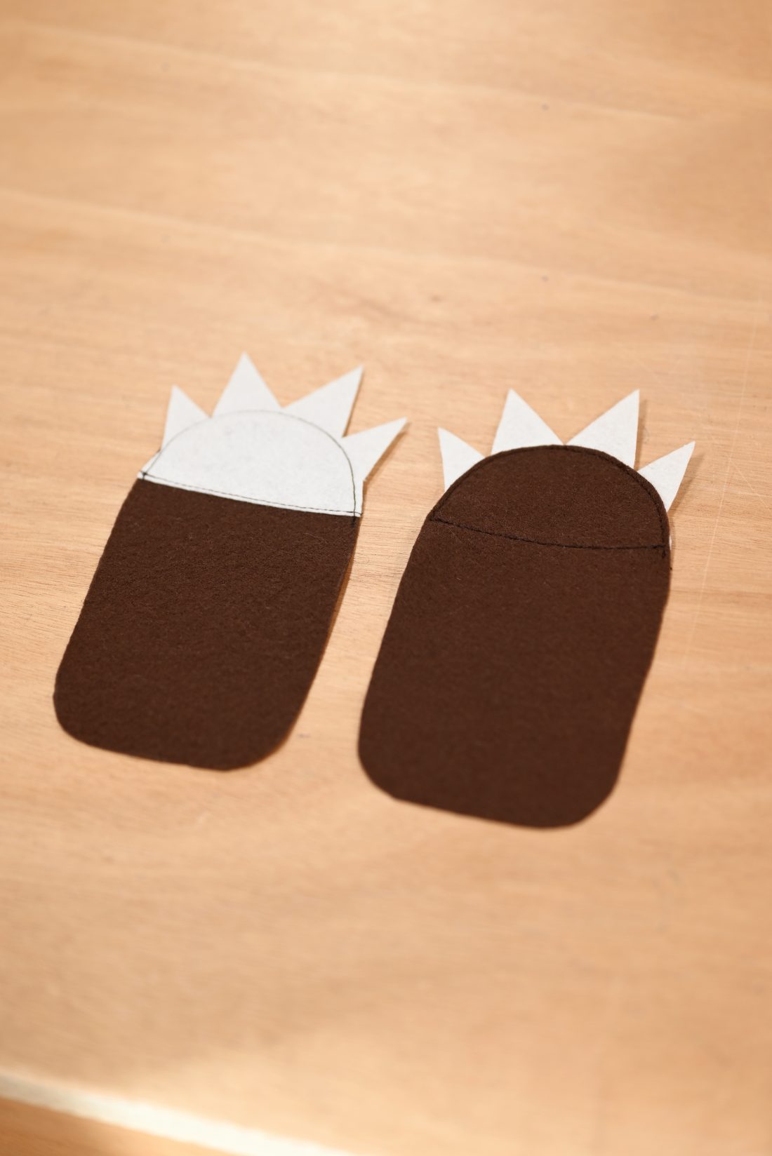 Photo d'étape des chaussons. Couture des griffes.