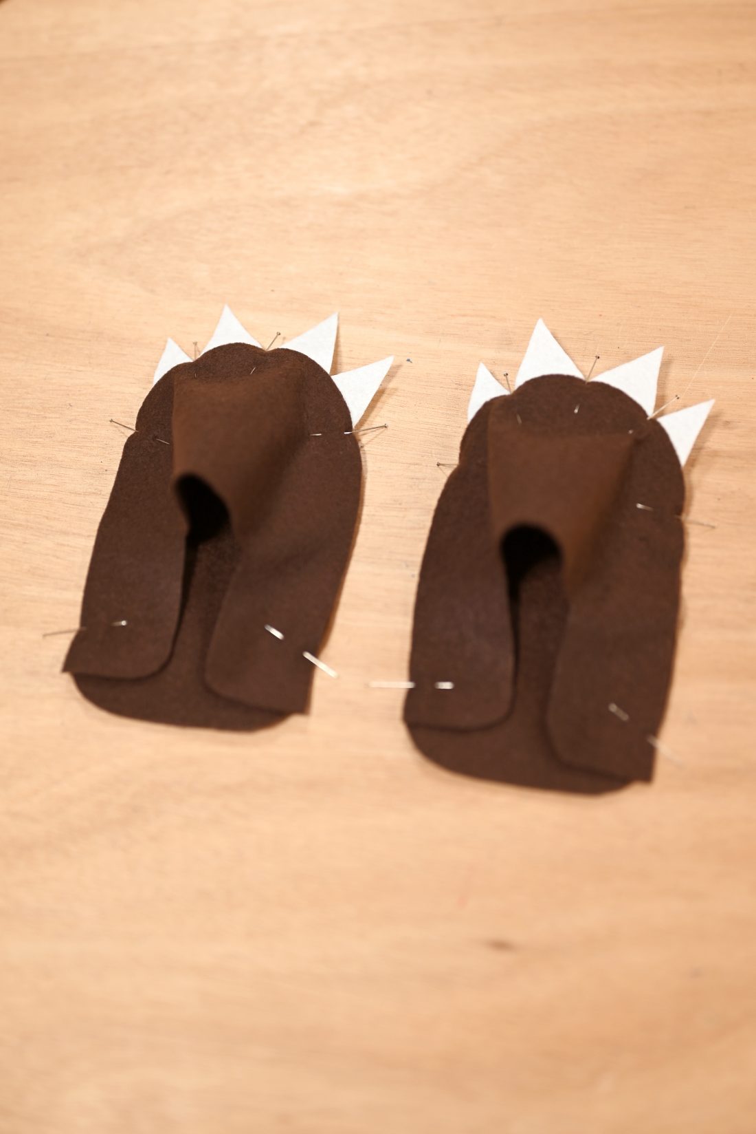 Photo d'étape des chaussons. Couture des dessus de chaussons.
