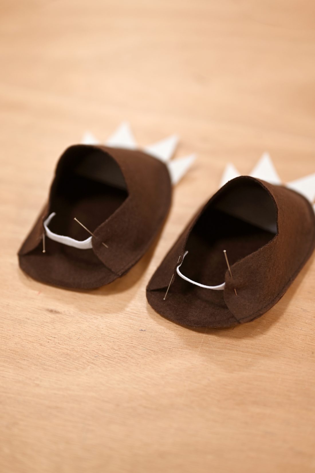 Photo d'étape des chaussons. Couture des élastiques.