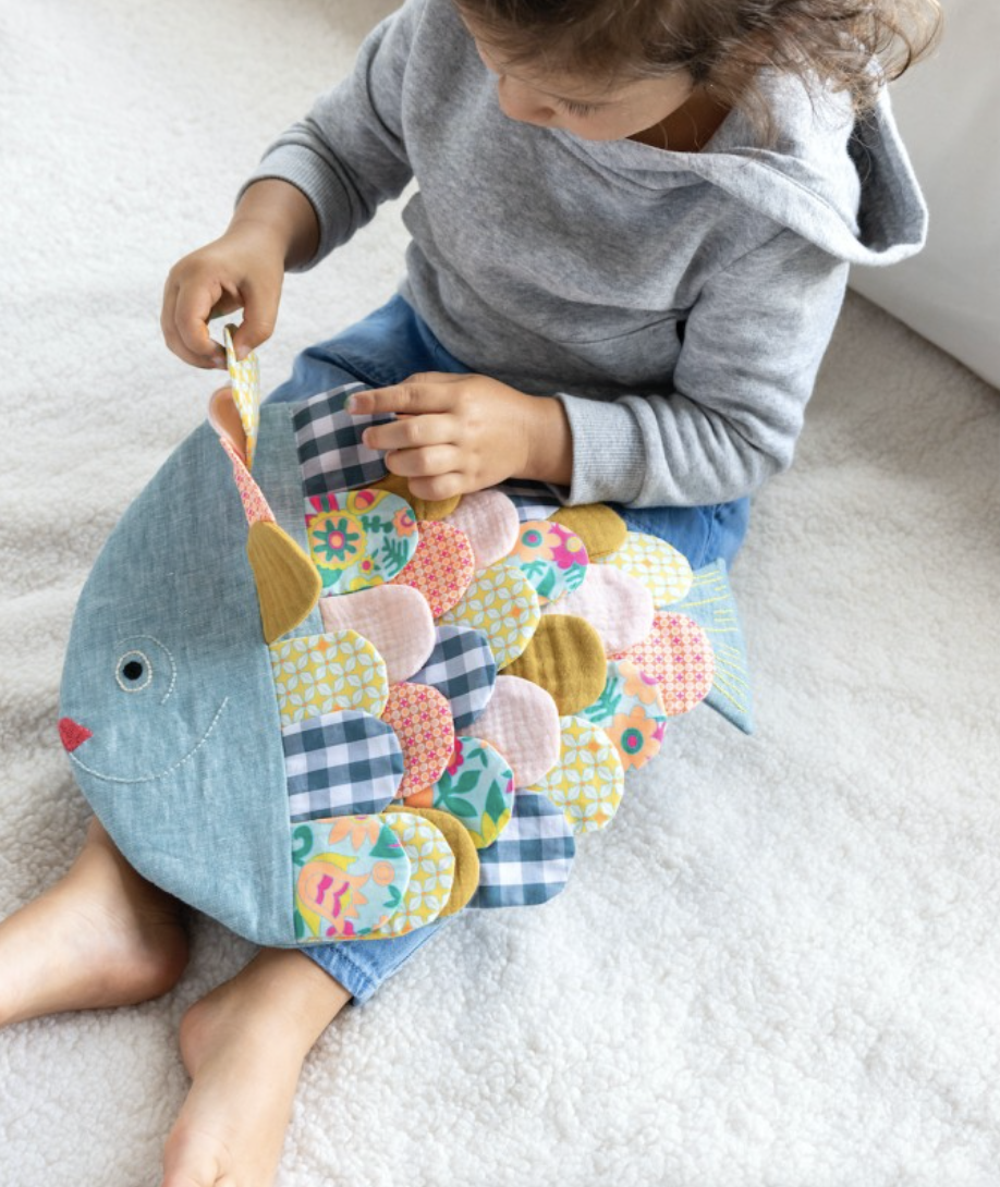 jeu pour enfant en forme de poisson dans l'encyclopédie de la couture pour bébé