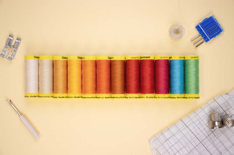 photo de bobines de fil à coudre